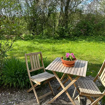 Apartment Mitten Im Gruenen - Mit Wohlfuehlcharakter In Stadtrandlage *